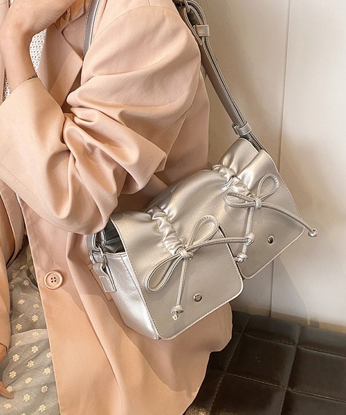 LA VORAGINE（ラ ヴォラジネ）の「紐リボンギャザー　フラップショルダーバッグ（ショルダーバッグ・レディース・ピンク/シルバー/ブラック/アイボリー・FREE）」の4枚目の写真