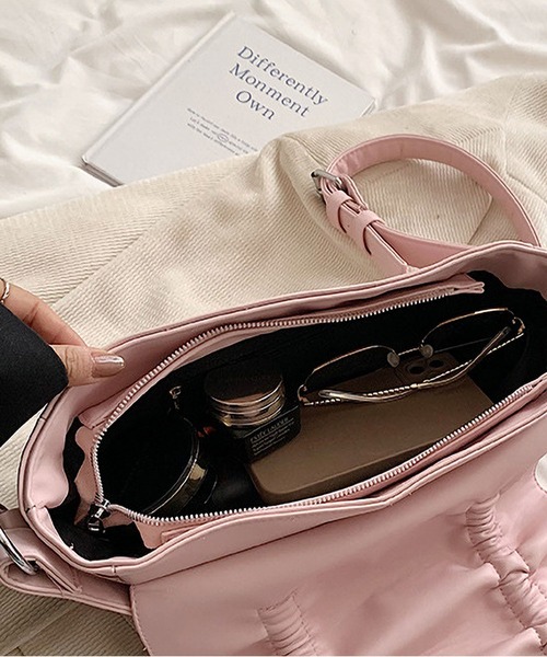 LA VORAGINE（ラ ヴォラジネ）の「紐リボンギャザー　フラップショルダーバッグ（ショルダーバッグ・レディース・ピンク/シルバー/ブラック/アイボリー・FREE）」の8枚目の写真