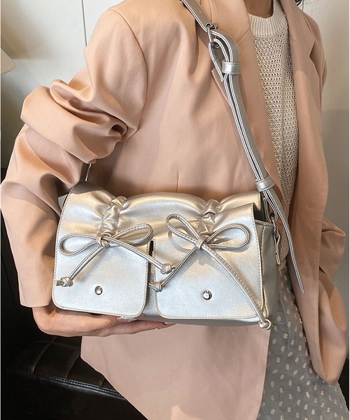 LA VORAGINE（ラ ヴォラジネ）の「紐リボンギャザー　フラップショルダーバッグ（ショルダーバッグ・レディース・ピンク/シルバー/ブラック/アイボリー・FREE）」の18枚目の写真