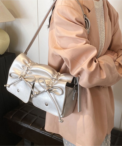 LA VORAGINE（ラ ヴォラジネ）の「紐リボンギャザー　フラップショルダーバッグ（ショルダーバッグ・レディース・ピンク/シルバー/ブラック/アイボリー・FREE）」の19枚目の写真