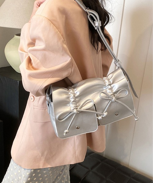 LA VORAGINE（ラ ヴォラジネ）の「紐リボンギャザー　フラップショルダーバッグ（ショルダーバッグ・レディース・ピンク/シルバー/ブラック/アイボリー・FREE）」の17枚目の写真