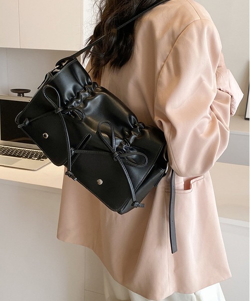 LA VORAGINE（ラ ヴォラジネ）の「紐リボンギャザー　フラップショルダーバッグ（ショルダーバッグ・レディース・ピンク/シルバー/ブラック/アイボリー・FREE）」の12枚目の写真