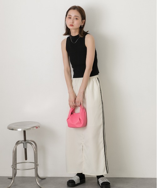 ad thie(アドティエ)の「ノースリーブ ニットトップス(Tシャツ/カットソー・レディース・オフホワイト/グレー/ブラック/レッド/モカ・FREE)」の8枚目の写真