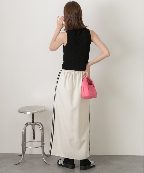 ad thie(アドティエ)の「ノースリーブ ニットトップス(Tシャツ/カットソー・レディース・オフホワイト/グレー/ブラック/レッド/モカ・FREE)」の7枚目の写真