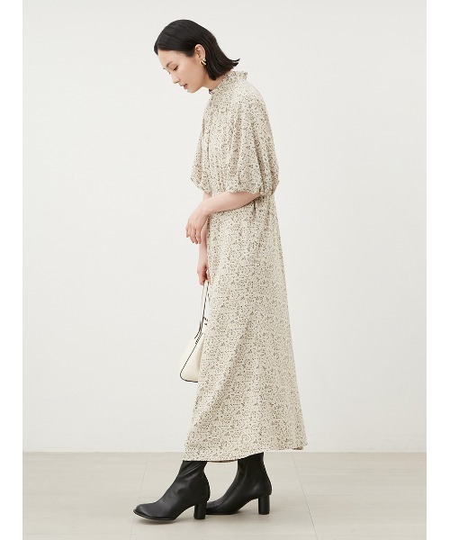 Mila Owen(ミラオーウェン)の「パフスリーブハイネック柄シフォンワンピース【手洗い可能】(ワンピース・レディース・アイボリー/チャコールグレー・0/1)」の3枚目の写真