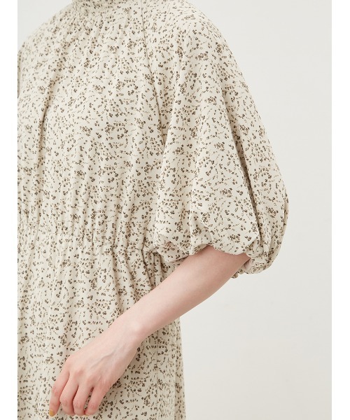 Mila Owen(ミラオーウェン)の「パフスリーブハイネック柄シフォンワンピース【手洗い可能】(ワンピース・レディース・アイボリー/チャコールグレー・0/1)」の6枚目の写真