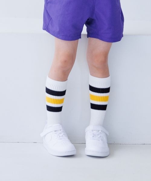 LOWRYS FARM（ローリーズファーム）の「フトラインハイソックス　135759（ソックス/靴下・キッズ・イエロー/グリーン/ブラック/パープル/レッド/ネイビー/ブルー/ピンク・M/XL/L/LARGE/MEDIUM/X-LARGE）」の2枚目の写真