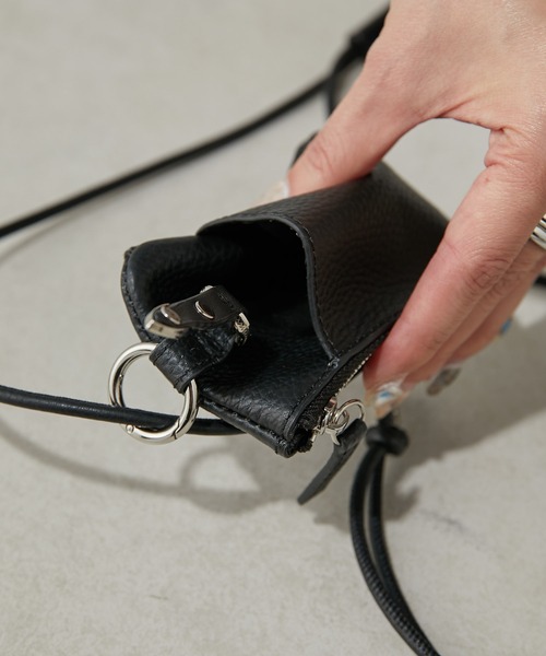 ear PAPILLONNER(イアパピヨネ)の「《WEB限定/ユニセックス/本革》モバイルストラップショルダー2/スマホショルダー/カードケース(カードケース・レディース・ブラック・FREE)」の3枚目の写真