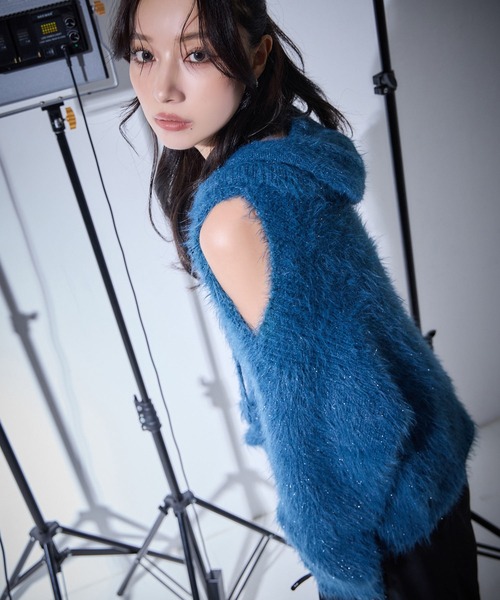 ANDGEEBEE(アンジービー)の「肩開きラメシャギーフーディーニット(ニット/セーター・レディース・ホワイト/ブルー・FREE)」の9枚目の写真