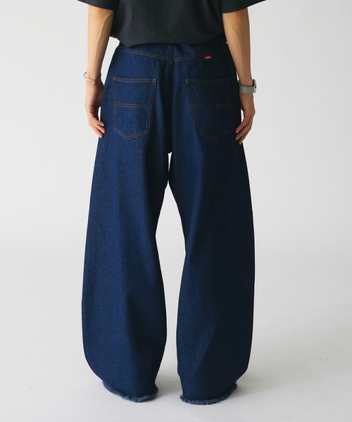 Adoon plain(アドーンプレーン)の「WIDE CURVED DENIM PANTS / ワイドカーブデニムパンツ(デニムパンツ・メンズ・キナリ/インディゴブルー・MEDIUM/LARGE)」の5枚目の写真