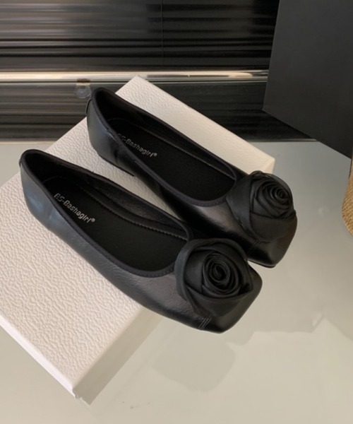 deux amour（ドゥーザムール）の「花モチーフパンプス（パンプス・レディース・ブラック/シルバー・LARGE/MEDIUM/SMALL）」の2枚目の写真