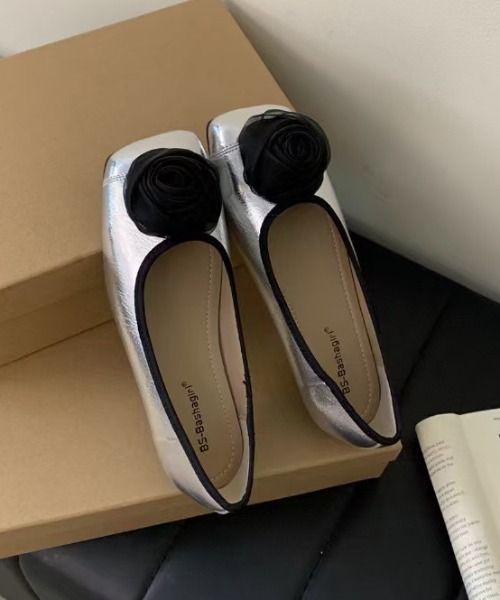 deux amour（ドゥーザムール）の「花モチーフパンプス（パンプス・レディース・ブラック/シルバー・LARGE/MEDIUM/SMALL）」の8枚目の写真