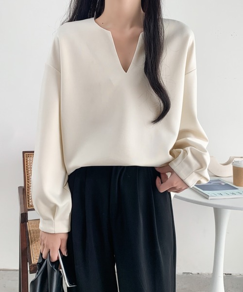 ECLIN(エクラン)の「袖タック段ボールスウェットキーネックブラウス(スウェット・レディース・ブラック/チャコールグレー/ベージュ・L/M/XL)」の3枚目の写真