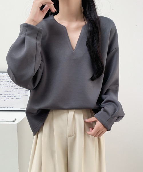 ECLIN(エクラン)の「袖タック段ボールスウェットキーネックブラウス(スウェット・レディース・ブラック/チャコールグレー/ベージュ・L/M/XL)」の1枚目の写真