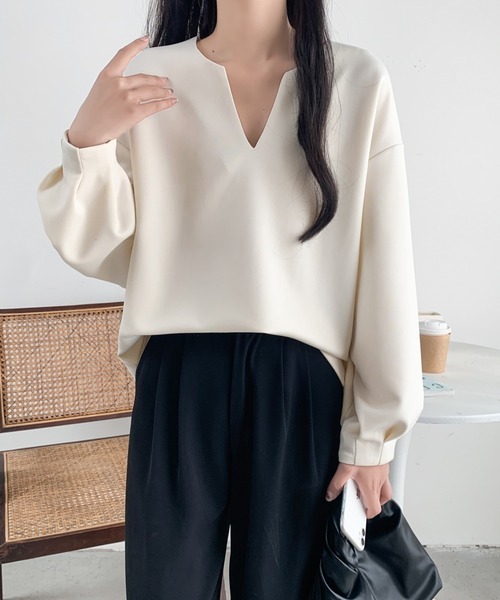ECLIN(エクラン)の「袖タック段ボールスウェットキーネックブラウス(スウェット・レディース・ブラック/チャコールグレー/ベージュ・L/M/XL)」の4枚目の写真
