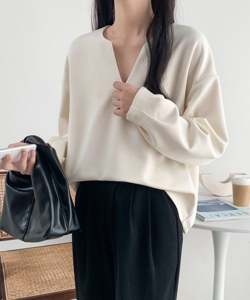 ECLIN(エクラン)の「袖タック段ボールスウェットキーネックブラウス(スウェット・レディース・ブラック/チャコールグレー/ベージュ・L/M/XL)」の5枚目の写真