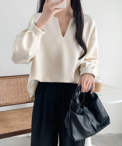 ECLIN(エクラン)の「袖タック段ボールスウェットキーネックブラウス(スウェット・レディース・ブラック/チャコールグレー/ベージュ・L/M/XL)」の6枚目の写真
