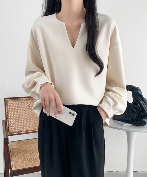 ECLIN(エクラン)の「袖タック段ボールスウェットキーネックブラウス(スウェット・レディース・ブラック/チャコールグレー/ベージュ・L/M/XL)」の7枚目の写真