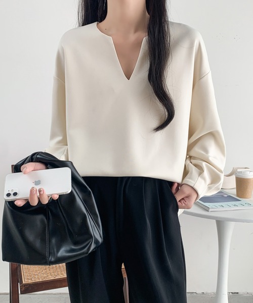 ECLIN(エクラン)の「袖タック段ボールスウェットキーネックブラウス(スウェット・レディース・ブラック/チャコールグレー/ベージュ・L/M/XL)」の8枚目の写真