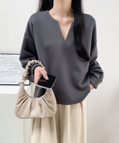 ECLIN(エクラン)の「袖タック段ボールスウェットキーネックブラウス(スウェット・レディース・ブラック/チャコールグレー/ベージュ・L/M/XL)」の9枚目の写真