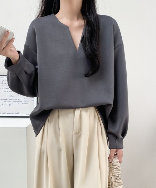 ECLIN(エクラン)の「袖タック段ボールスウェットキーネックブラウス(スウェット・レディース・ブラック/チャコールグレー/ベージュ・L/M/XL)」の10枚目の写真