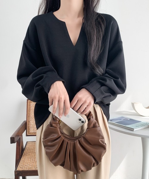 ECLIN(エクラン)の「袖タック段ボールスウェットキーネックブラウス(スウェット・レディース・ブラック/チャコールグレー/ベージュ・L/M/XL)」の16枚目の写真
