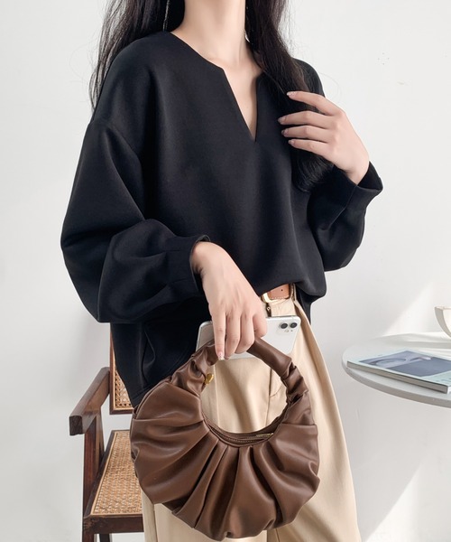 ECLIN(エクラン)の「袖タック段ボールスウェットキーネックブラウス(スウェット・レディース・ブラック/チャコールグレー/ベージュ・L/M/XL)」の17枚目の写真
