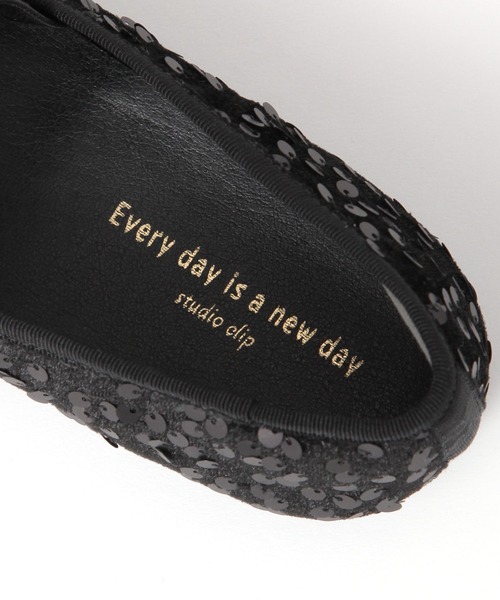 studio CLIP(スタディオクリップ)の「2WAYスパンコールフラットシューズ(バレエシューズ・レディース・オフホワイト/ブラック・MEDIUM/LARGE)」の9枚目の写真
