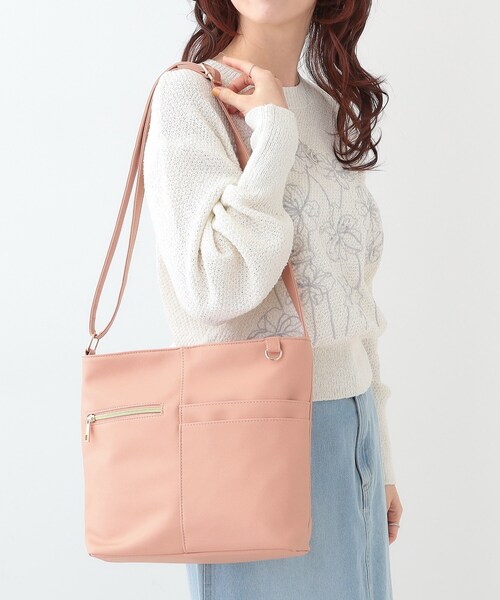 SHOO・LA・RUE（シューラルー）の「【ポケットたくさん】 フロント切り替えショルダーバッグ（ショルダーバッグ・レディース・ピンク系/イエロー/ベージュ/アイボリー/ブラック/ナチュラル・00）」の6枚目の写真