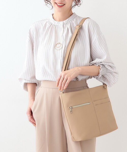 SHOO・LA・RUE（シューラルー）の「【ポケットたくさん】 フロント切り替えショルダーバッグ（ショルダーバッグ・レディース・ピンク系/イエロー/ベージュ/アイボリー/ブラック/ナチュラル・00）」の4枚目の写真