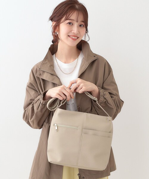 SHOO・LA・RUE（シューラルー）の「【ポケットたくさん】 フロント切り替えショルダーバッグ（ショルダーバッグ・レディース・ピンク系/イエロー/ベージュ/アイボリー/ブラック/ナチュラル・00）」の5枚目の写真