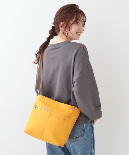 SHOO・LA・RUE（シューラルー）の「【ポケットたくさん】 フロント切り替えショルダーバッグ（ショルダーバッグ・レディース・ピンク系/イエロー/ベージュ/アイボリー/ブラック/ナチュラル・00）」の2枚目の写真