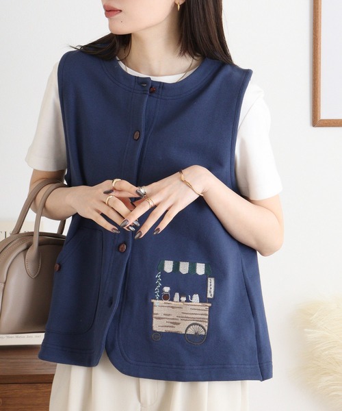 Emago（イマゴ）の「EMAGO コーヒーショップ刺繍ベスト（ベスト・レディース・アイボリー/ネイビー/グリーン・FREE）」の3枚目の写真