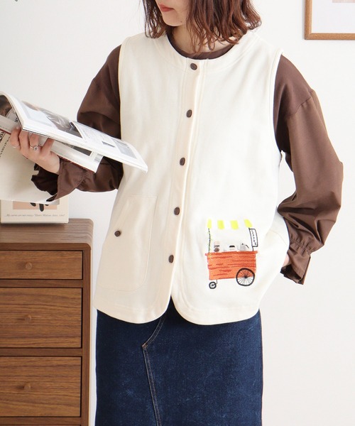 Emago（イマゴ）の「EMAGO コーヒーショップ刺繍ベスト（ベスト・レディース・アイボリー/ネイビー/グリーン・FREE）」の2枚目の写真