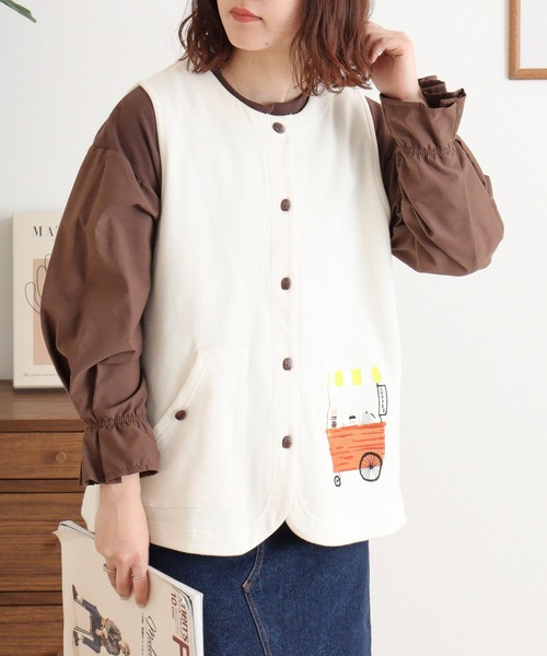 Emago（イマゴ）の「EMAGO コーヒーショップ刺繍ベスト（ベスト・レディース・アイボリー/ネイビー/グリーン・FREE）」の9枚目の写真