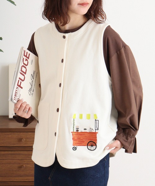 Emago（イマゴ）の「EMAGO コーヒーショップ刺繍ベスト（ベスト・レディース・アイボリー/ネイビー/グリーン・FREE）」の8枚目の写真