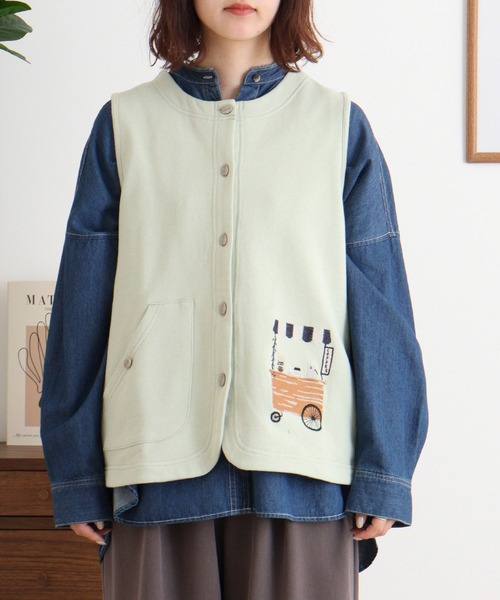 Emago（イマゴ）の「EMAGO コーヒーショップ刺繍ベスト（ベスト・レディース・アイボリー/ネイビー/グリーン・FREE）」の20枚目の写真