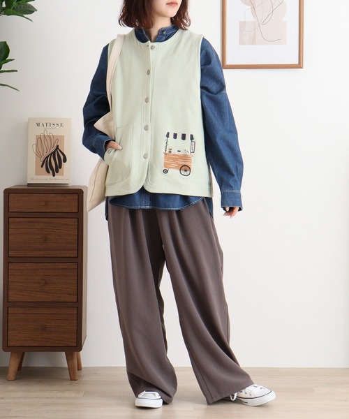 Emago（イマゴ）の「EMAGO コーヒーショップ刺繍ベスト（ベスト・レディース・アイボリー/ネイビー/グリーン・FREE）」の15枚目の写真