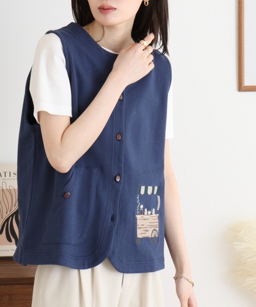 Emago（イマゴ）の「EMAGO コーヒーショップ刺繍ベスト（ベスト・レディース・アイボリー/ネイビー/グリーン・FREE）」の18枚目の写真