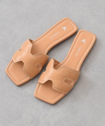 CARRANO（カラーノ）の「【CARRANO】スクエアトゥフラットミュールサンダル(652201)（サンダル）」