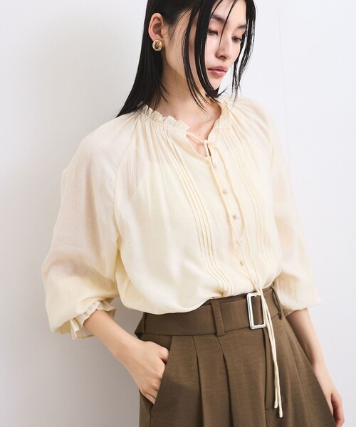 VIS(ビス)の「【洗える】ピンタックスタンドカラーフリルブラウス(シャツ/ブラウス・レディース・ライトグリーン/オフホワイト/チャコールグレー・FREE)」の1枚目の写真