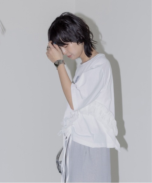 Eimee Law（エイミーロウ）の「サイドフリル ドロスト クロップドTシャツ（Tシャツ/カットソー・レディース・オフホワイト/ブラック×ホワイト/ブラック・FREE）」の10枚目の写真