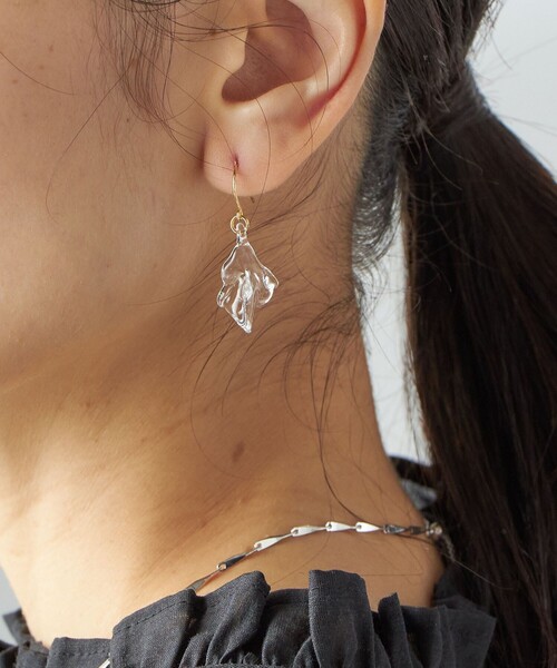 HARIO Lampwork Factory（ハリオランプワークファクトリー）の「【SHIPS別注】HARIO:ウェーブ ピアス（ピアス（両耳用）・レディース・ライトホワイト・ONE SIZE）」の2枚目の写真