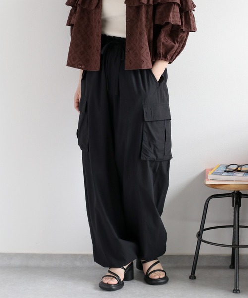 cepo（セポ）の「ソフトコットン イージーワイドカーゴパンツ（カーゴパンツ・レディース・オフホワイト/ブラック/オリーブ・M）」の2枚目の写真