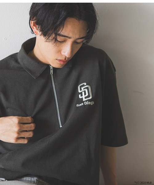 LOWRYS FARM(ローリーズファーム)の「MLBハーフZIPポロSS 492782(Tシャツ/カットソー・メンズ・ネイビー/アイボリー/チャコールグレー・MEDIUM/LARGE)」の3枚目の写真