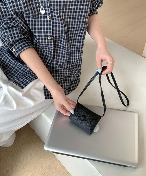 Chiina（チーナ）の「Chiina / 4Way ショルダーミニポーチ（ショルダーバッグ・レディース・ブラウン/ライトブルー/レッド/キャメル/ベージュ/ホワイト/ブラック・FREE）」の2枚目の写真