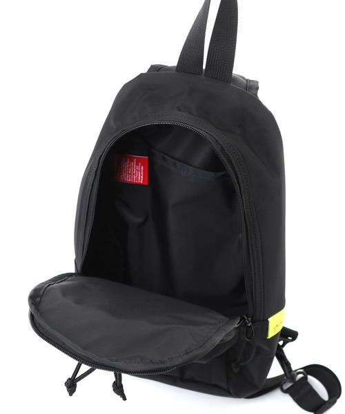 Manhattan Portage（マンハッタンポーテージ）の「LITTLE ITALY CROSSBODY BAG 420D WATERPROOF（ボディバッグ/ウエストポーチ・メンズ・ブラック/ブルー・SMALL）」の7枚目の写真