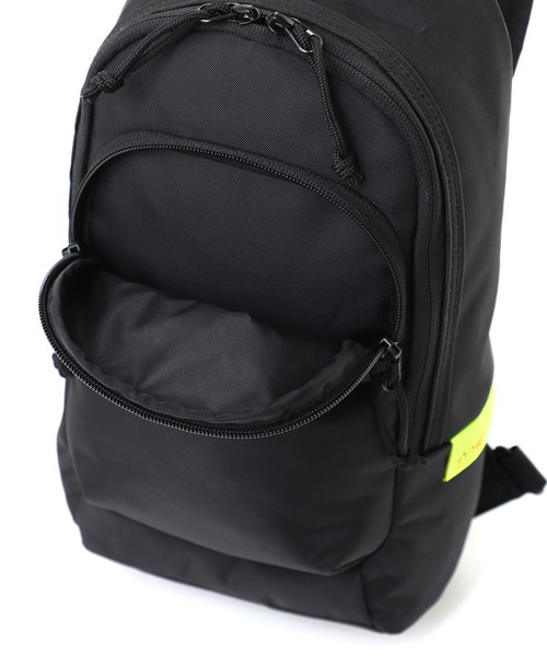 Manhattan Portage（マンハッタンポーテージ）の「LITTLE ITALY CROSSBODY BAG 420D WATERPROOF（ボディバッグ/ウエストポーチ・メンズ・ブラック/ブルー・SMALL）」の6枚目の写真