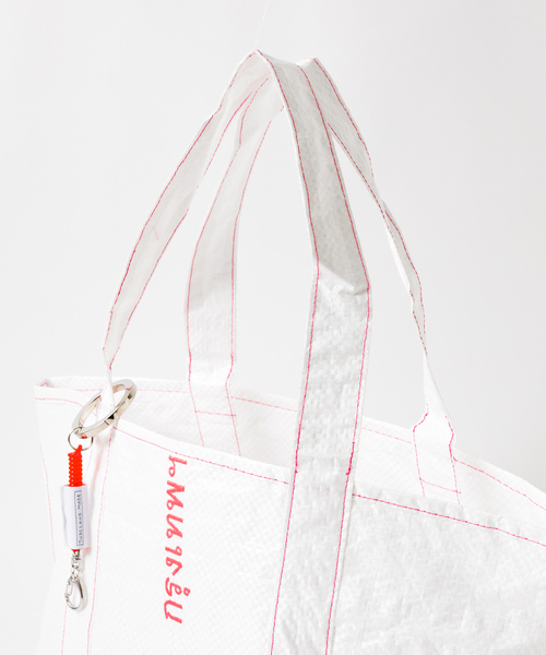 ABAHOUSE（アバハウス）の「【THAILAND MADE／タイランド メイド】チャーム付きトートバッグM/セメントバッグ/ユニセックス/TH-25-BG-02（トートバッグ・メンズ・ホワイト・フリー）」の8枚目の写真