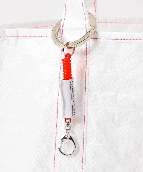 ABAHOUSE（アバハウス）の「【THAILAND MADE／タイランド メイド】チャーム付きトートバッグM/セメントバッグ/ユニセックス/TH-25-BG-02（トートバッグ・メンズ・ホワイト・フリー）」の5枚目の写真